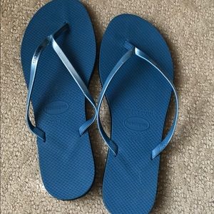 Two pairs Havaianas sandals